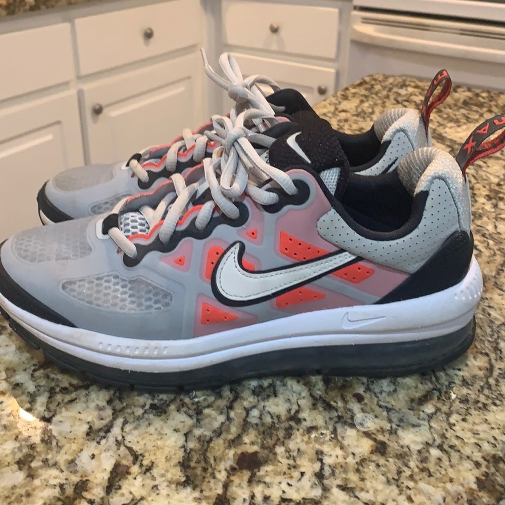 Nike Airmax size 5.5 Y.  I wear a 7 women’s and they were mine.